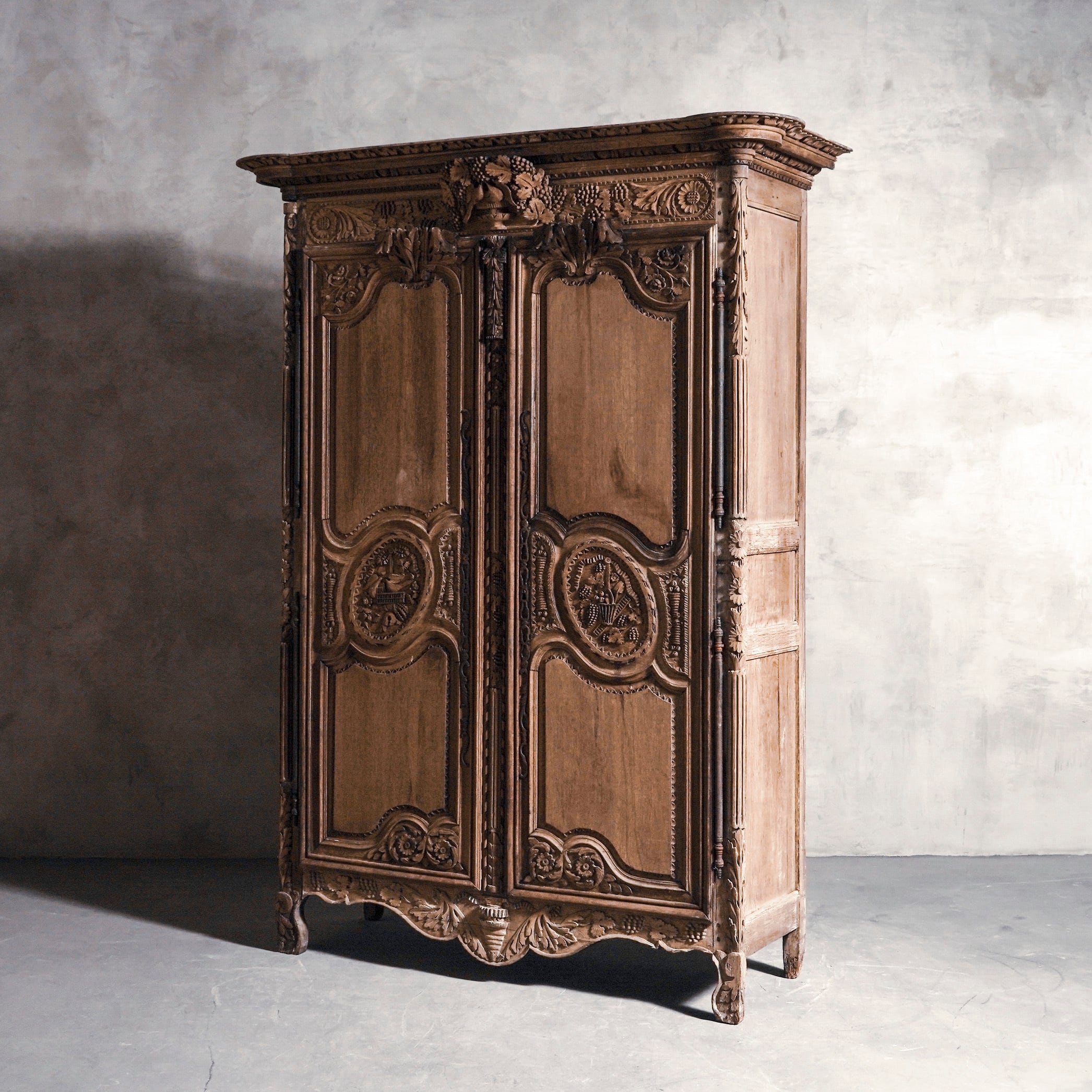 キャビネット/アンティークキャビネット/フレンチ/剥離家具/大型家具/収納/クローゼット/ワードローブ/空間装飾