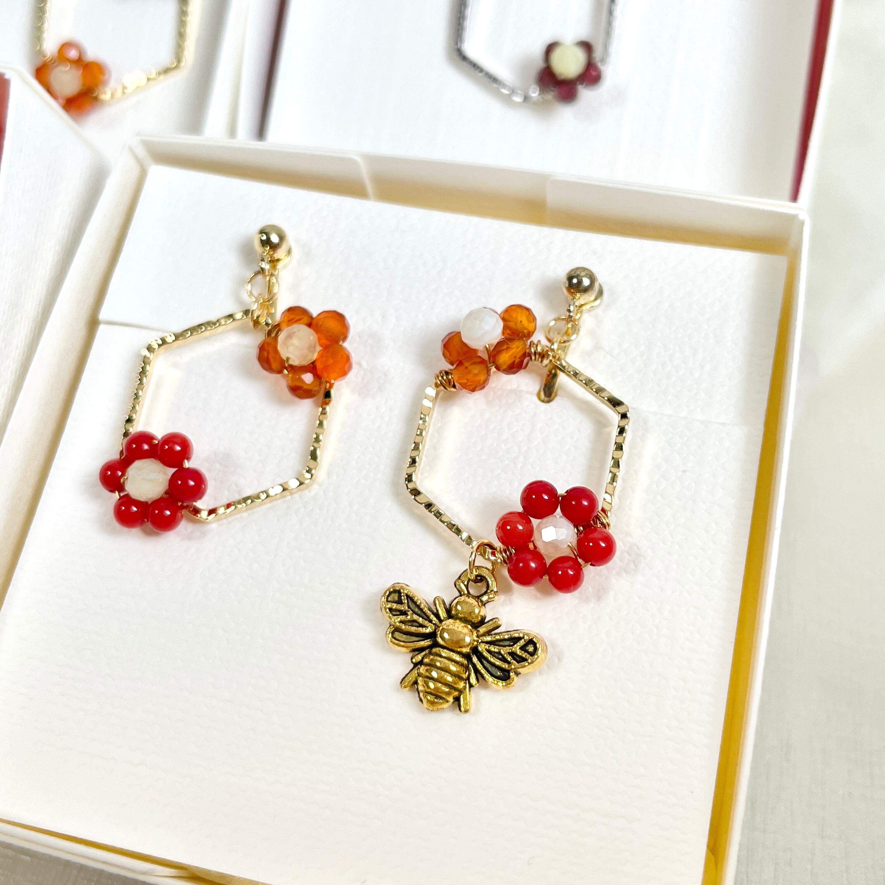 113 レッド×オレンジ ／ハニカムに咲くハナと たまに蜂。 ／イヤリング  