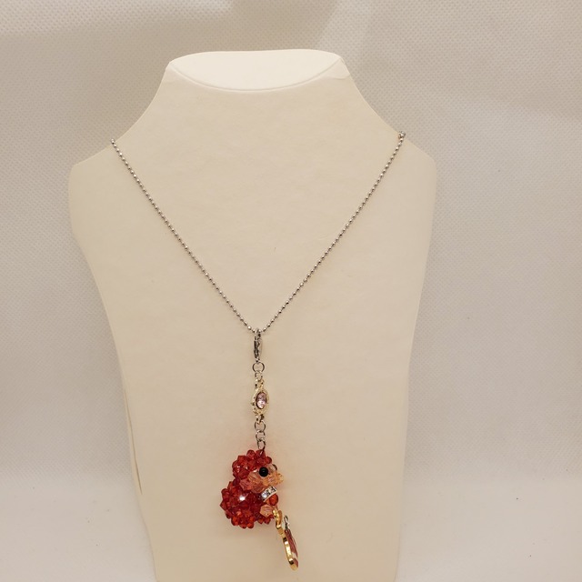 クリスマスにぴったり！手軽に持ち歩けるサンタ赤ちゃんのビーズモチーフ　紅白の靴下のチャームアクセサリー