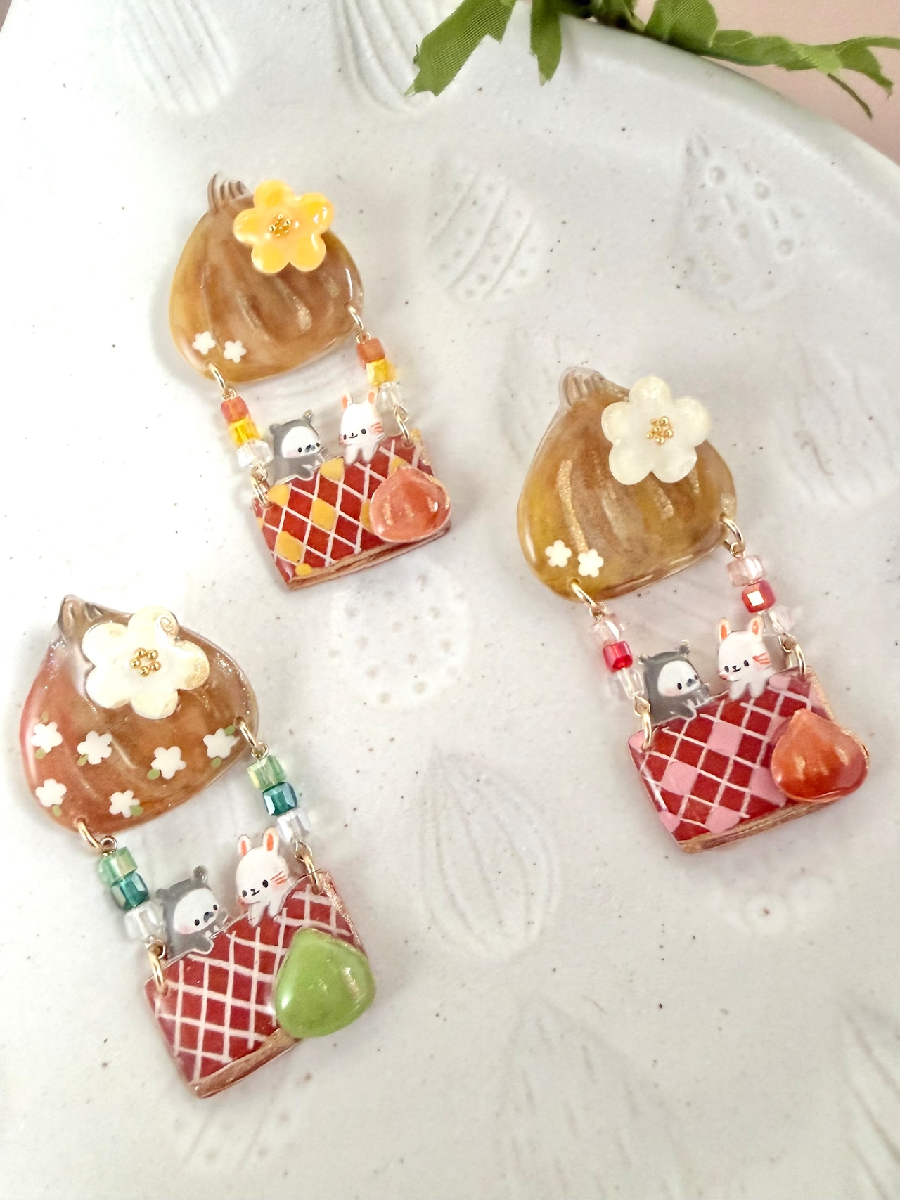 ブローチ「ゆらゆら♪うさぎちゃんの気球タマネギ号」
