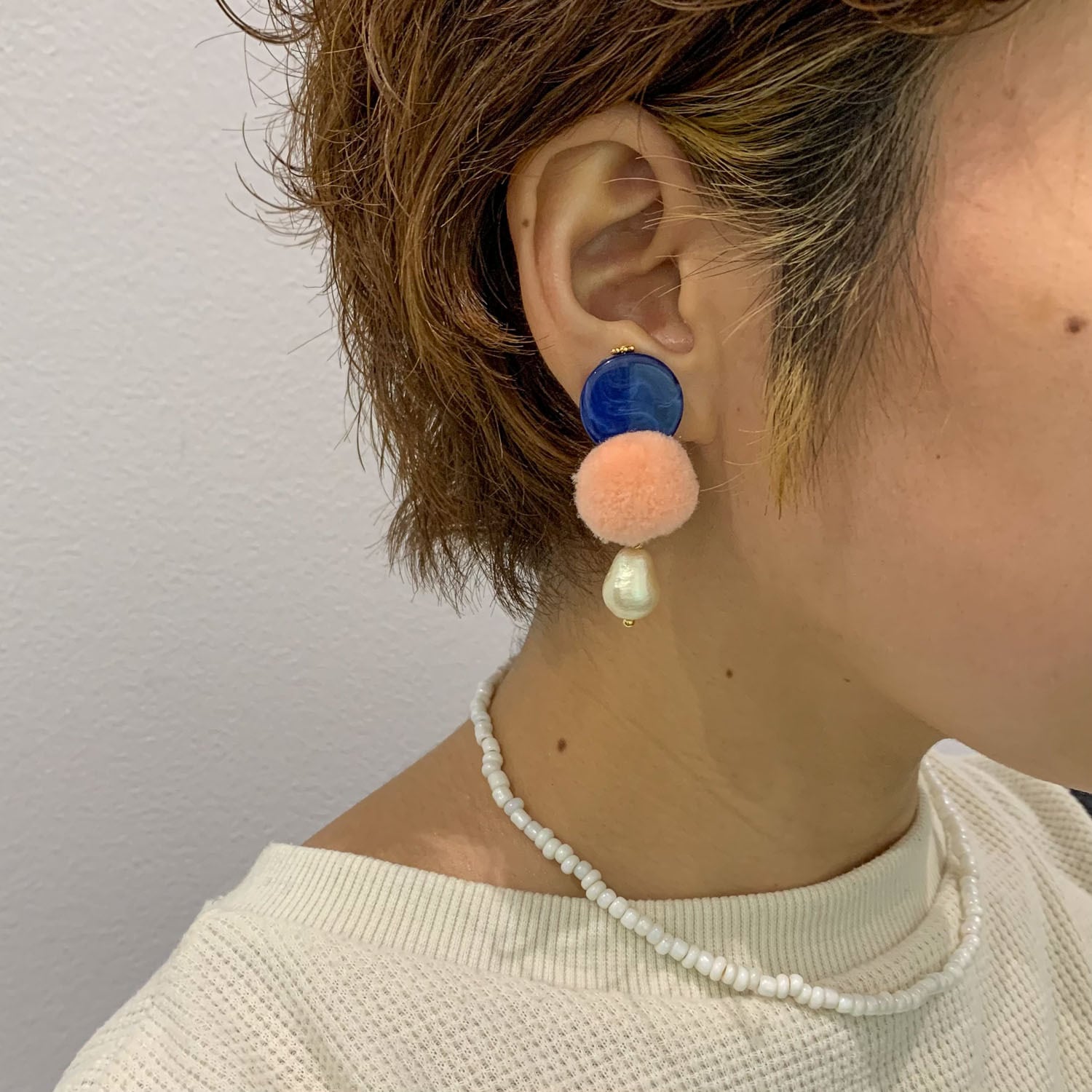 ピンクポンポンのバイカラー〈ピアス/イヤリング〉 | Dua-アクセサリー