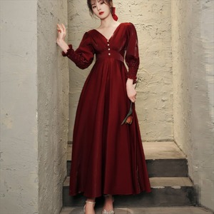 【送料無料】 ロングドレス  スカート  ワンピース  フレア袖  光沢感  長袖  無地  エレガント系  きれいめ  大人可愛い  体系カバー  Aライン・フレア  こなれ感  レディースファッション  可愛い  韓国  Vネック  30代・40代  冬  お茶会・女子会・誕生日会・演奏会  レッド  赤