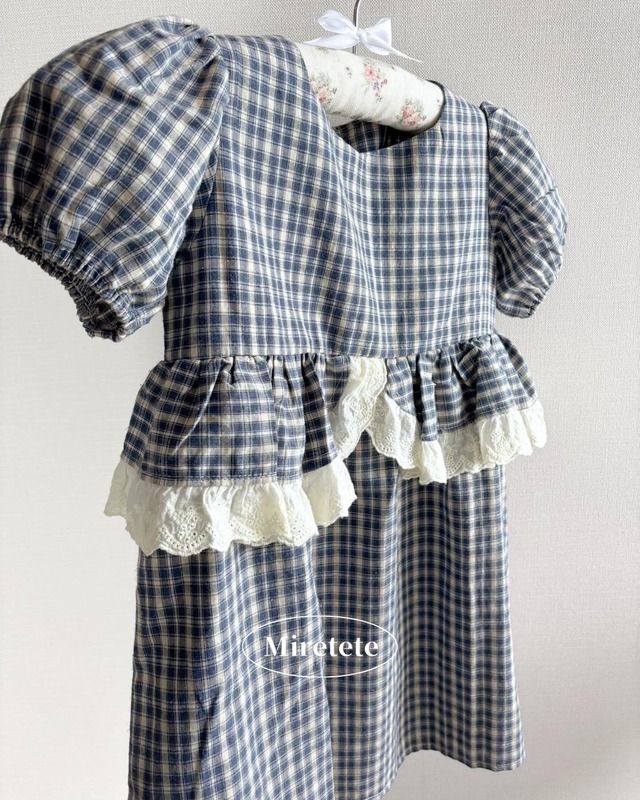 【取寄】落ち着いたチェック柄にパフスリーブとフリルが上品ガーリーなワンピース