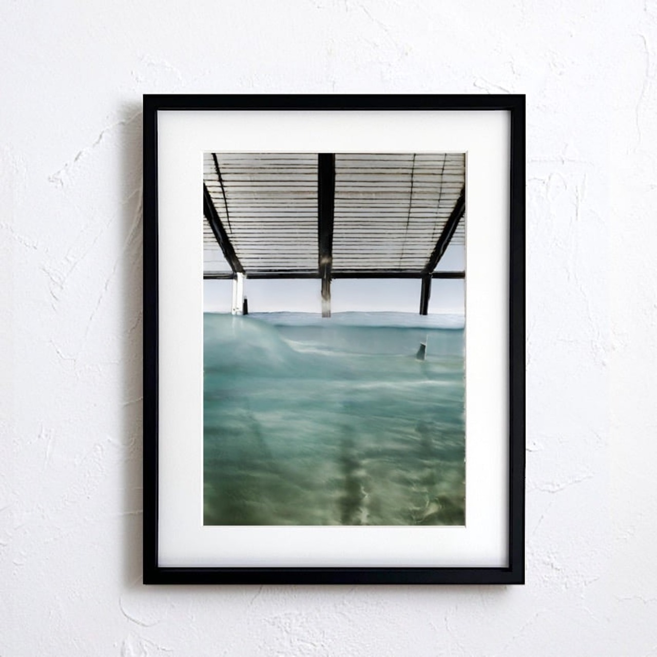 Under Pier Silence｜海と静寂を描くモダンアートポスター｜透明感あるブルーが癒しと洗練をもたらすインテリアA4ポスター