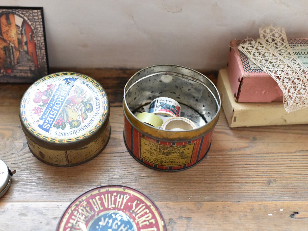 可愛い文字が入った丸いVichy-Etatティン缶 フレンチアンティーク