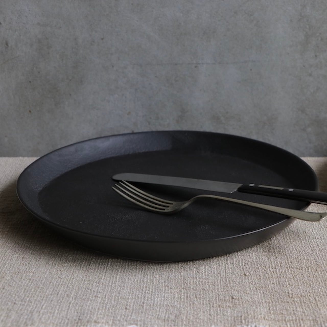 黒泡 24cmプレート Black foam 24cm plate | 吉右エ門製陶所 kichiemon