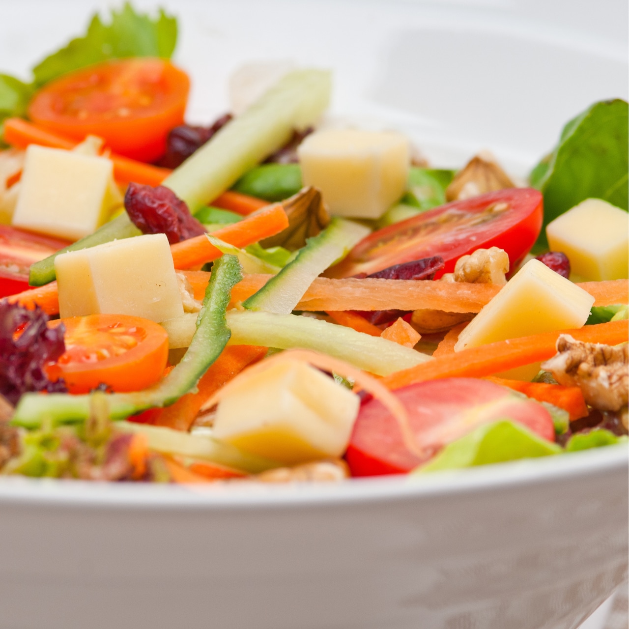 スイス産 グラスフェッド エメンタール AOP チーズ キューブ｜フレッシュカット (300g, 2cm角)｜無添加・セルロース不使用 Swiss Grass-Fed Emmental AOP Cheese Cubes | Freshly Cut | Additive-Free & Cellulose-Free