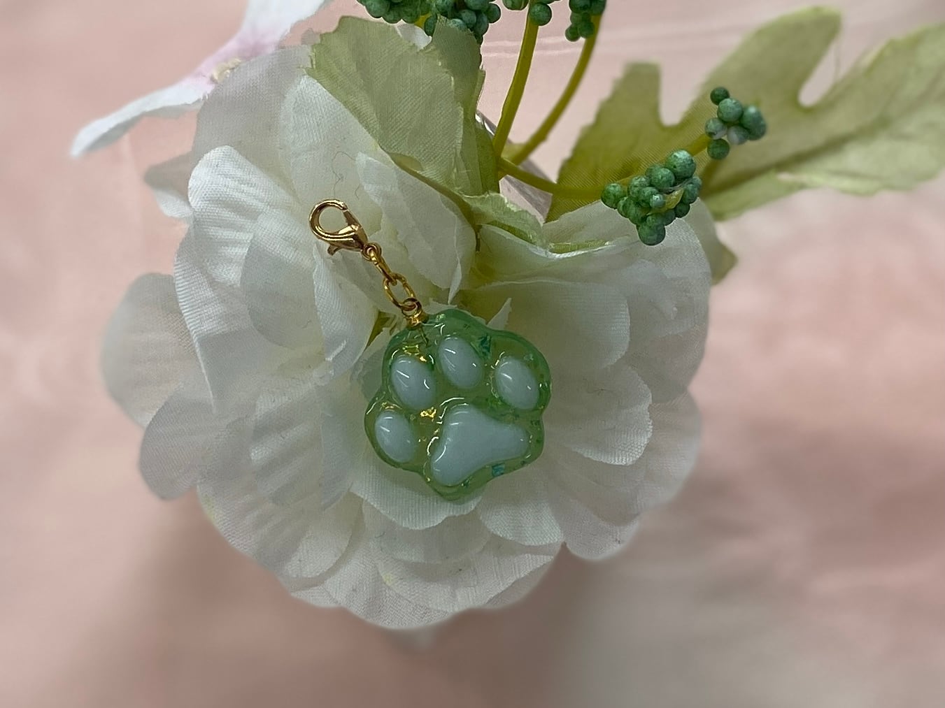 送料込】レジンの肉球チャーム | ジョイカンパニー