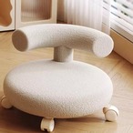 モダンデザイン アート家具 彫刻的フォルム 丸型チェア シリンダーバック 個性派インテリア コンパクトサイズ ロータイプチェア キャスター付き 移動可能家具 空間映え オブジェ家具