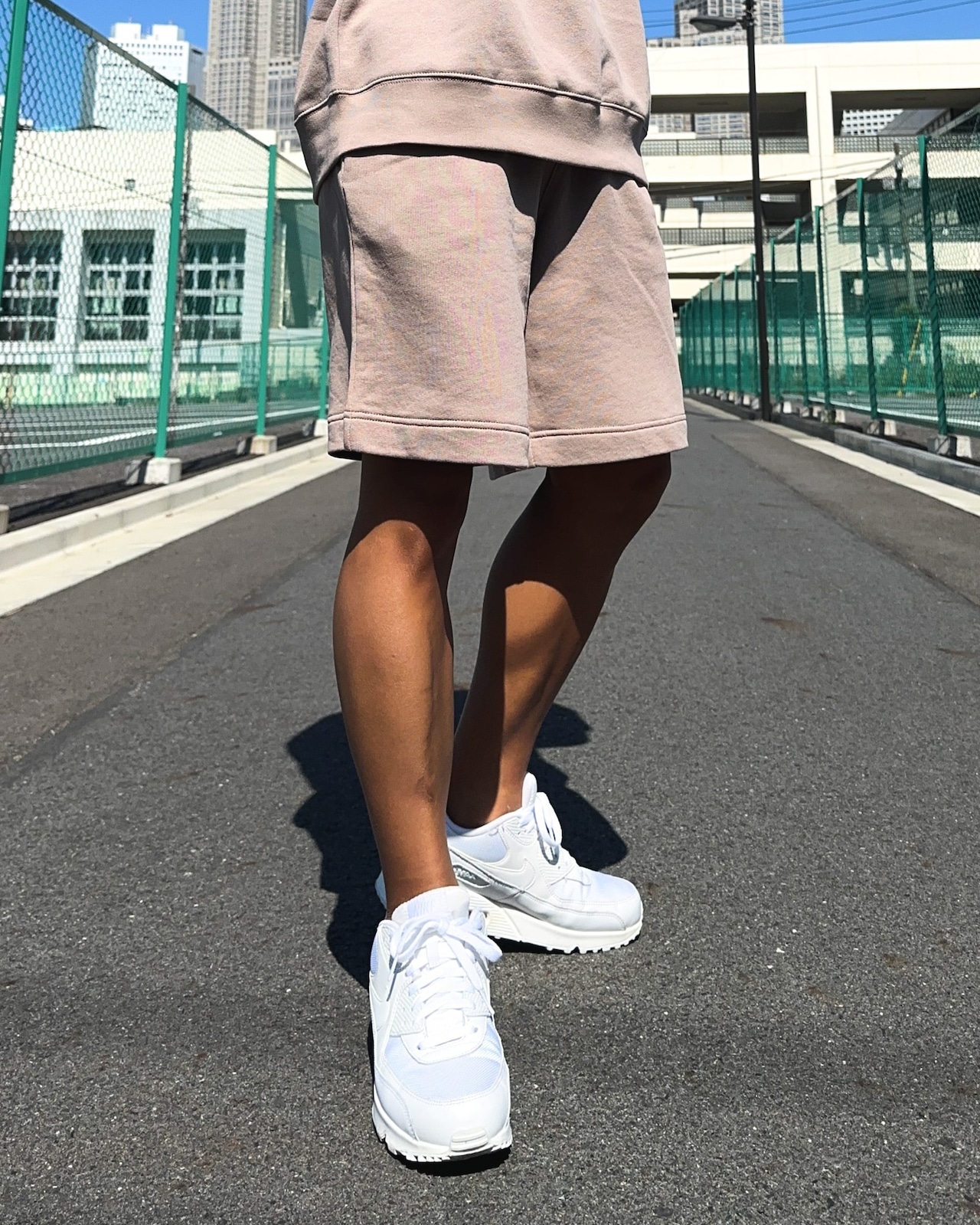 SMILEY LOOSE FIT SWEAT SHORTS - SMOKEY BEIGE