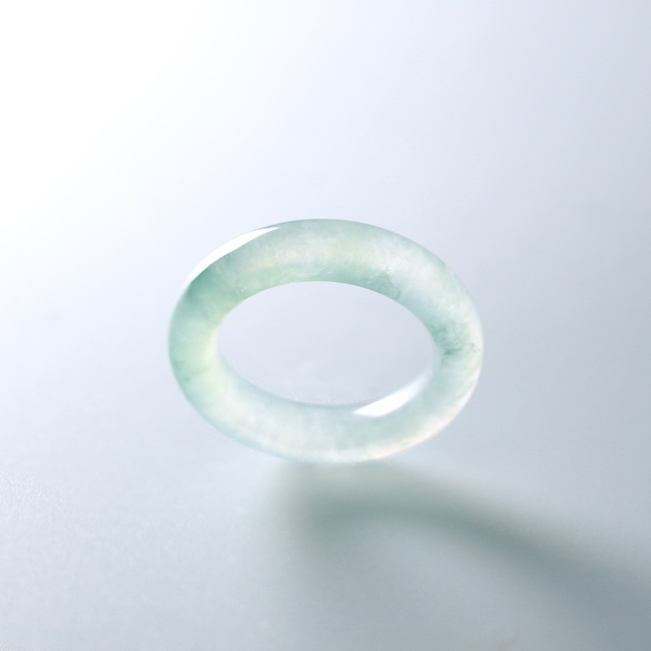 【9.5号】透明の中にふわっとワンポイントグリーンが！くり抜き甲丸リング A貨翡翠 jd_rg1729