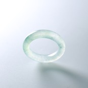 【9.5号】透明の中にふわっとワンポイントグリーンが！くり抜き甲丸リング A貨翡翠 jd_rg1729