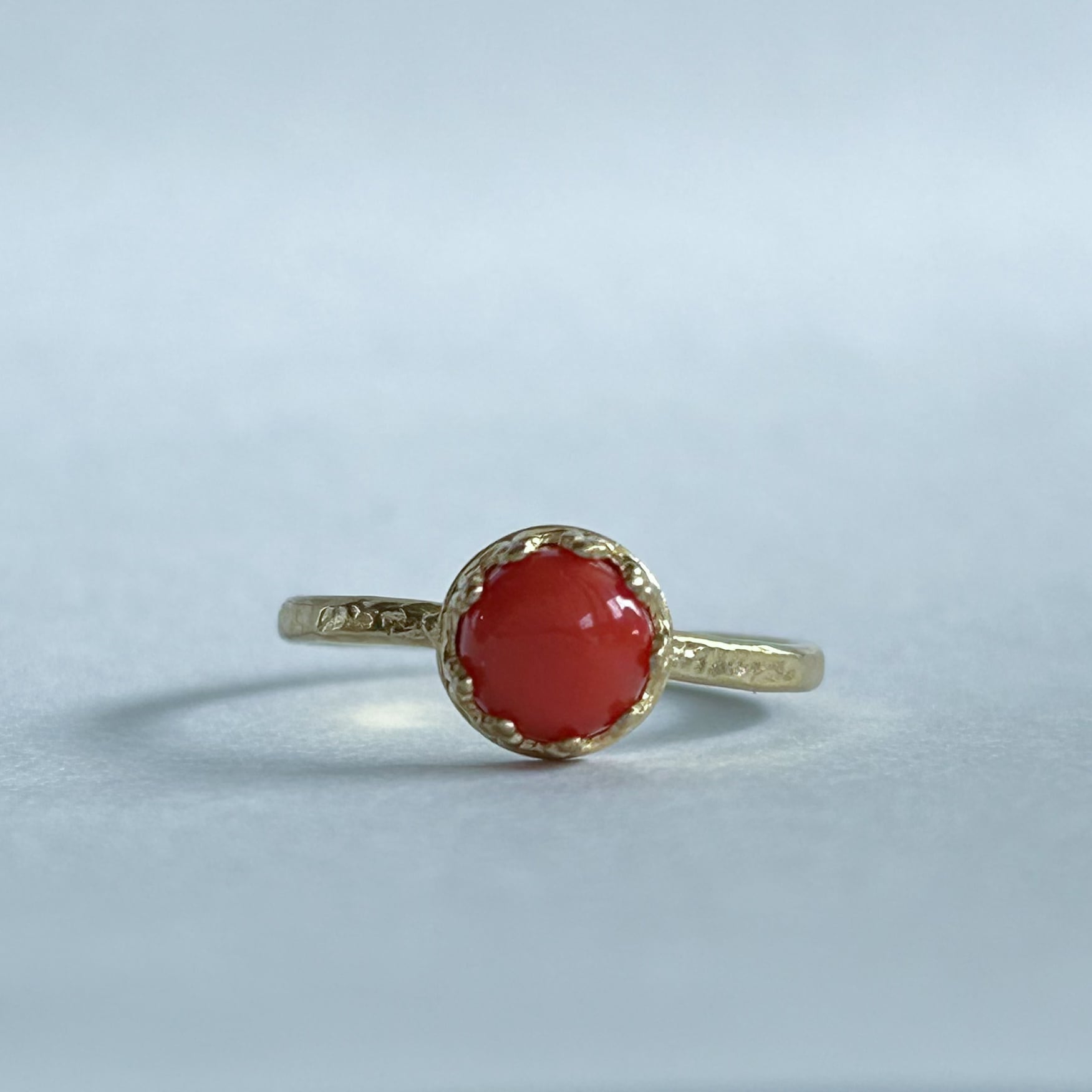 真鍮｜本珊瑚(サンゴ) 天然の緋色は人を惹きつける 鮮やかな赤リング