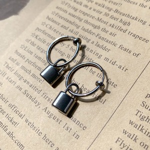 ステンレスフープパドロックイヤリング