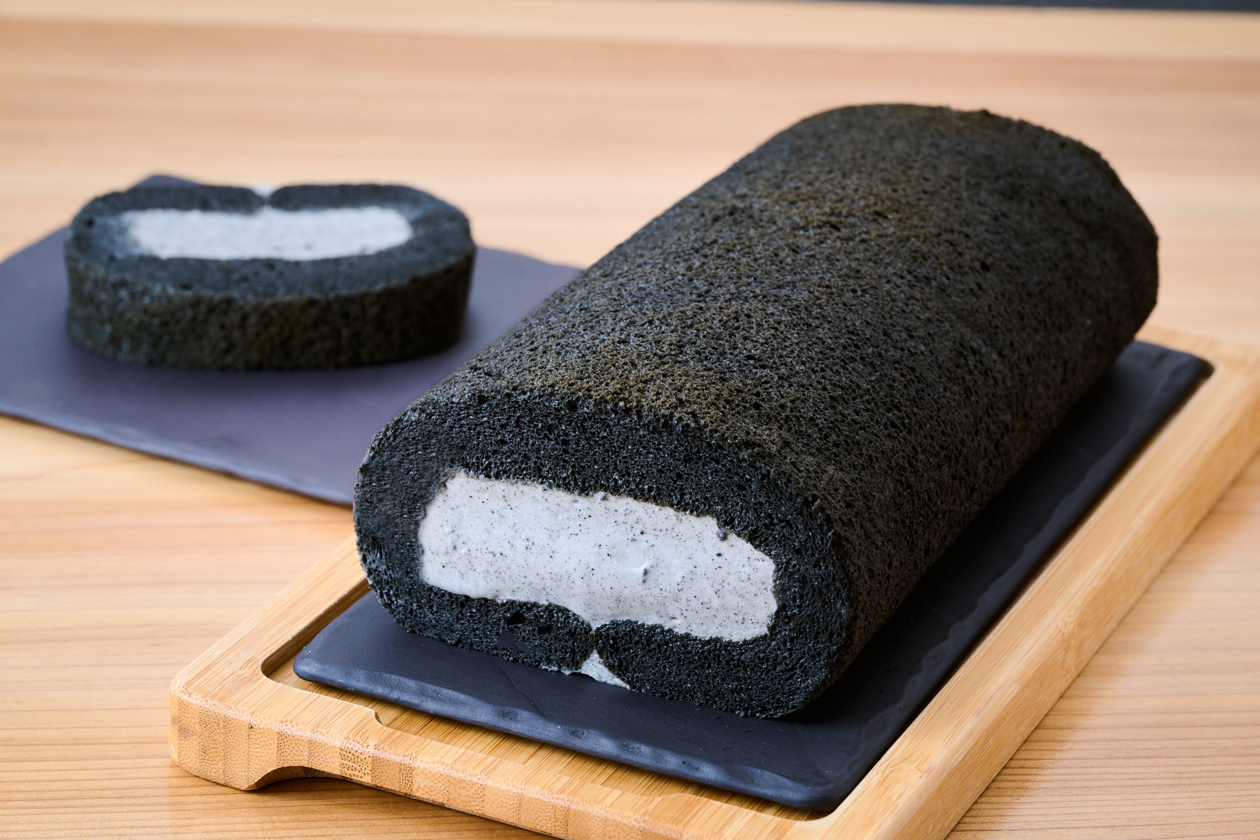 あん生ロールケーキ〜黒ごま〜：1本 7切れ分 | ancolo cafe（アンコロ