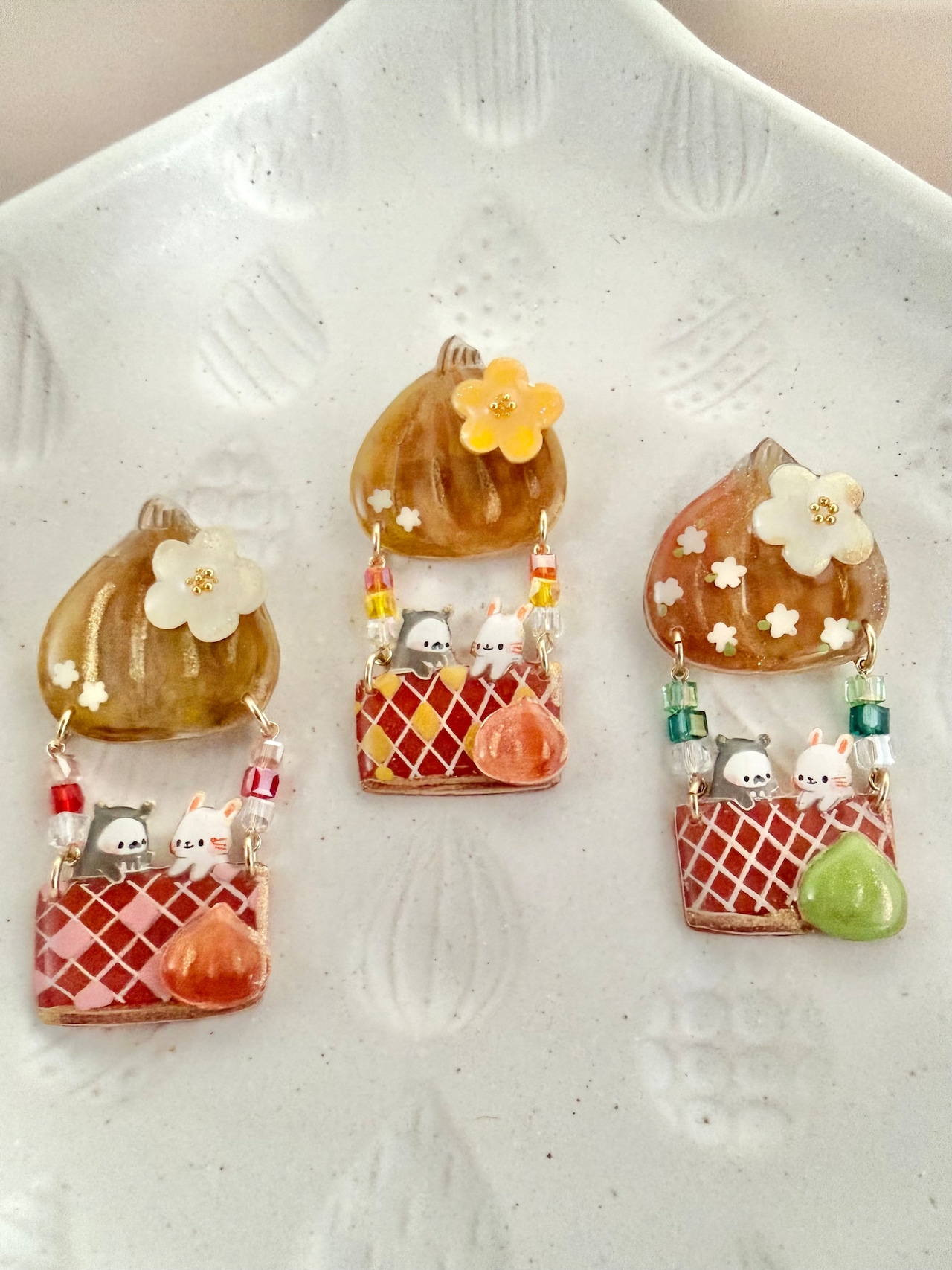 ブローチ「ゆらゆら♪うさぎちゃんの気球タマネギ号」