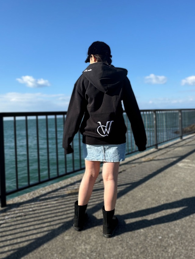 オリジナルフーディー（ジップタイプ）　CWバックロゴ（刺繍）ブラックｘホワイト