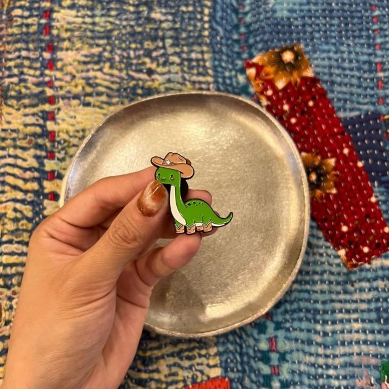 TOPANGA Jewelry pin brooch　Cowboy Dinosaur　カウボーイダイナソー　恐竜 ピンブローチ　　プレゼント　ギフト　