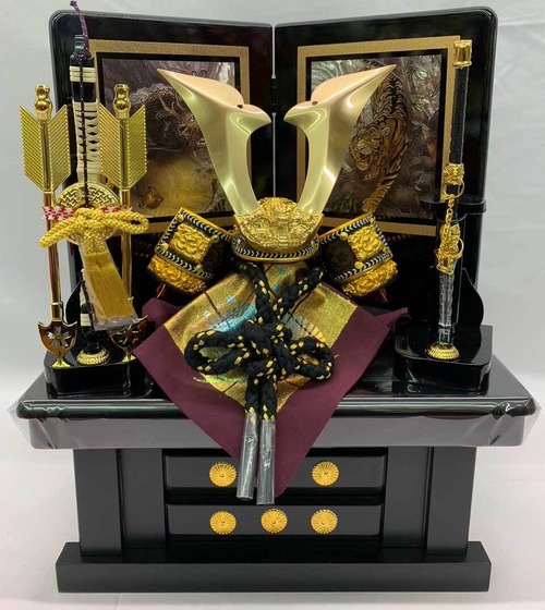 五月人形 兜 5号 本革金箔小桜 立体大鍬形兜セット 黒塗収納 二曲屏風 収納台付 【H521】【コンパクト飾り】【弓太刀付】【コンパクト収納セット】【戦国武将】【収納飾り】【兜飾り】【お祝い】【初節句】【端午の節句】【海外土産】