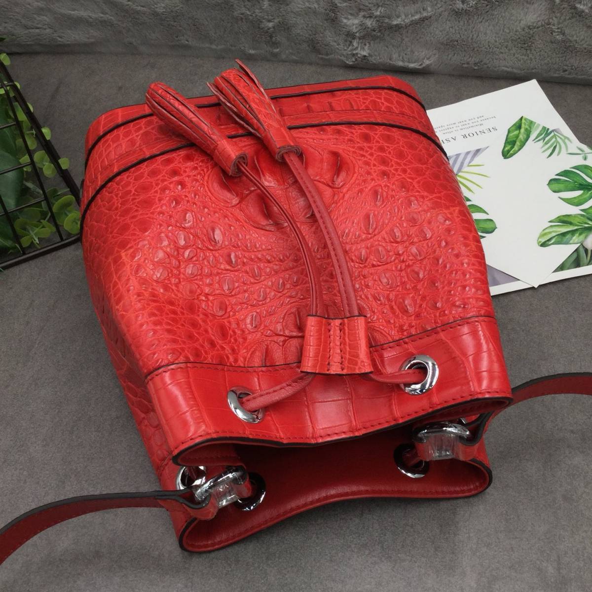 クロコダイル本革 ハンドバッグ ボルドー タグ付き マット加工 クロコダイル本革 ハンドバッグ ボルドー タグ付き マット加工