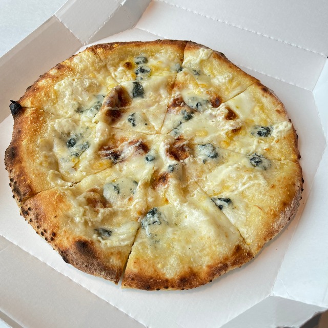 窯焼きpizzaクアトロウフォルマッジ   Quattro Formage (mozzarella, mascarpone, blue cheese, grana padano)