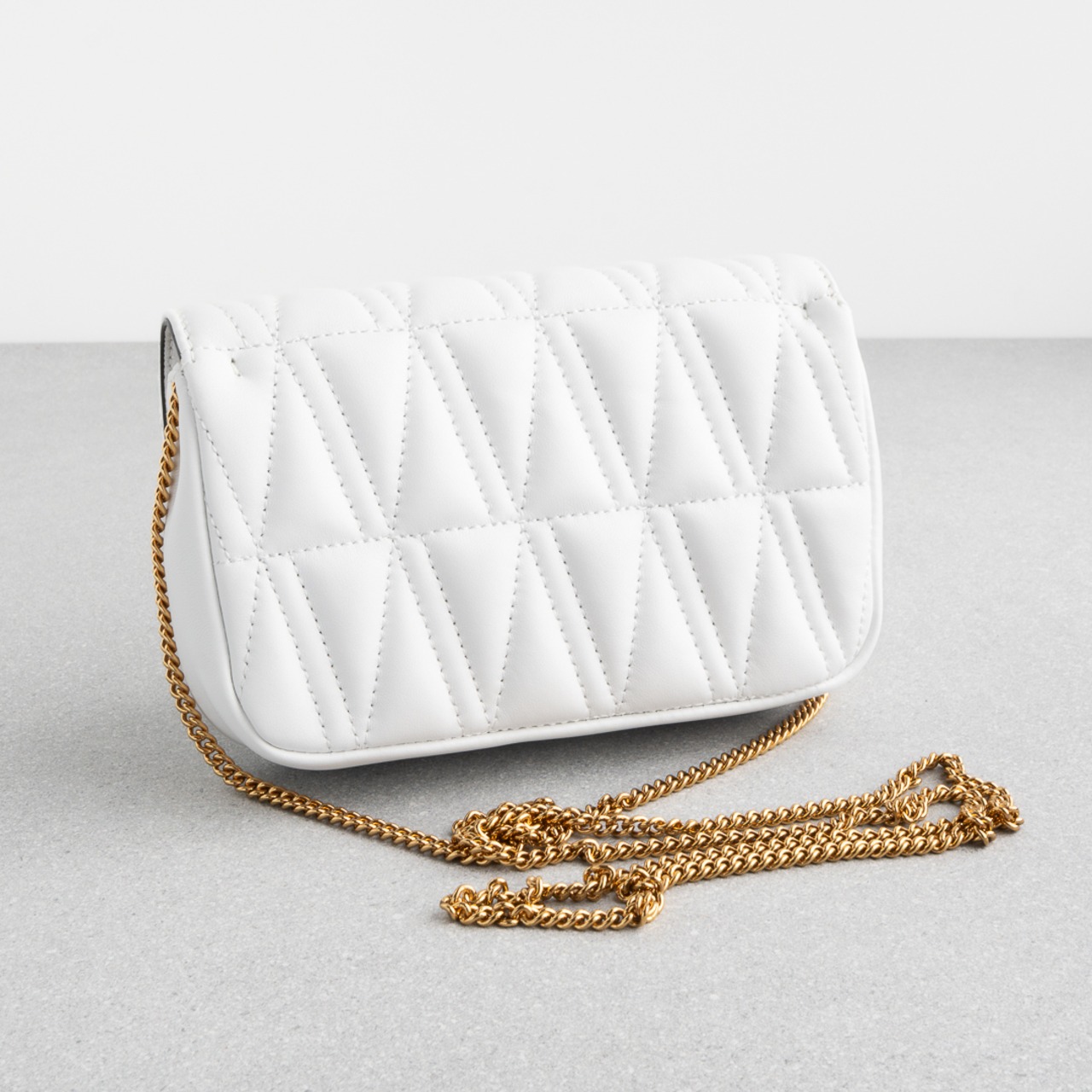 ヴェルサーチ ヴィルトゥス キルティング ショルダーバッグ