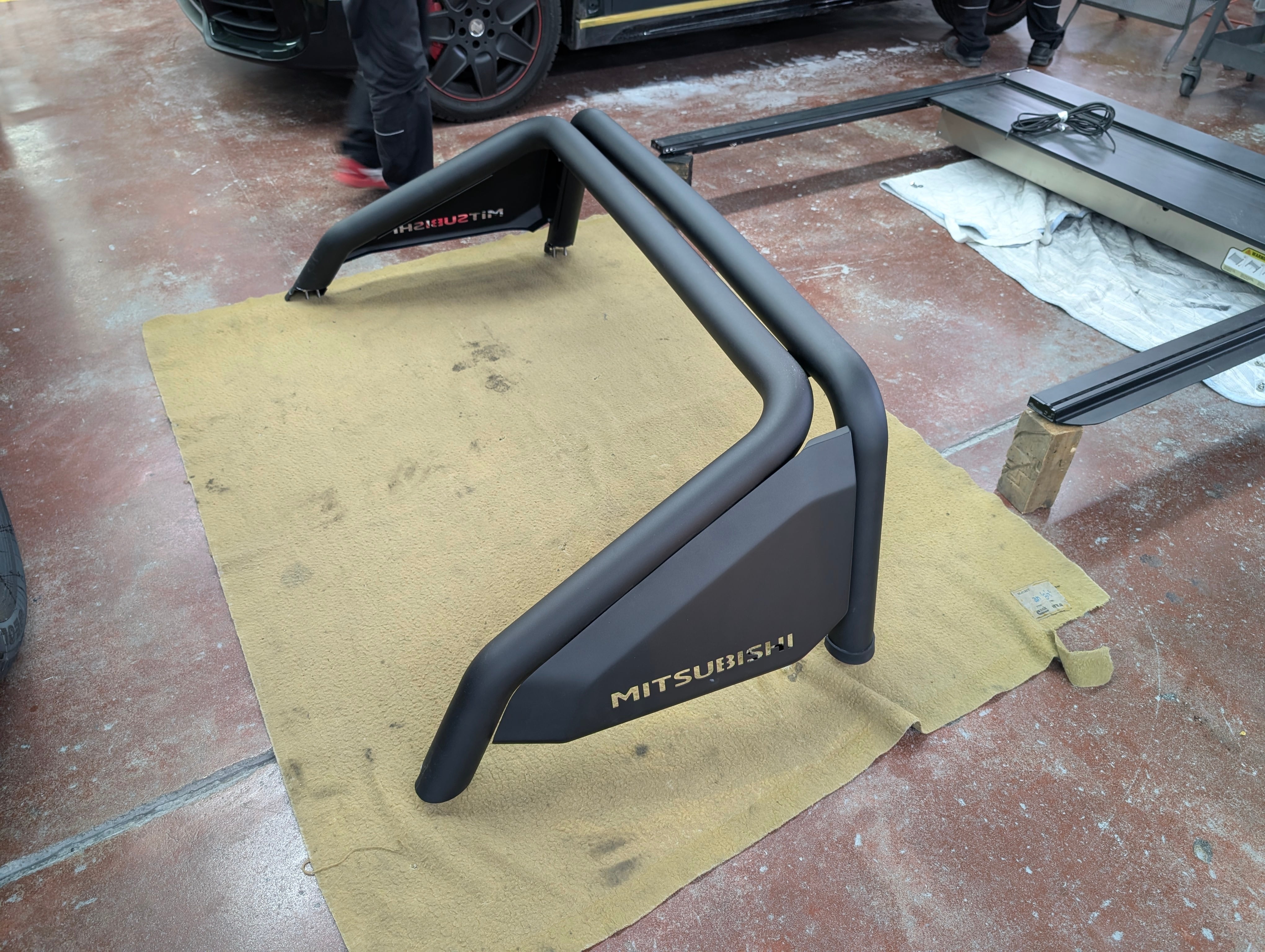 トライトン 純正 スタイリングバー 次回入荷時期未定】 MDF 新型トライトン 手動トノカバー＆純正スポーツ
