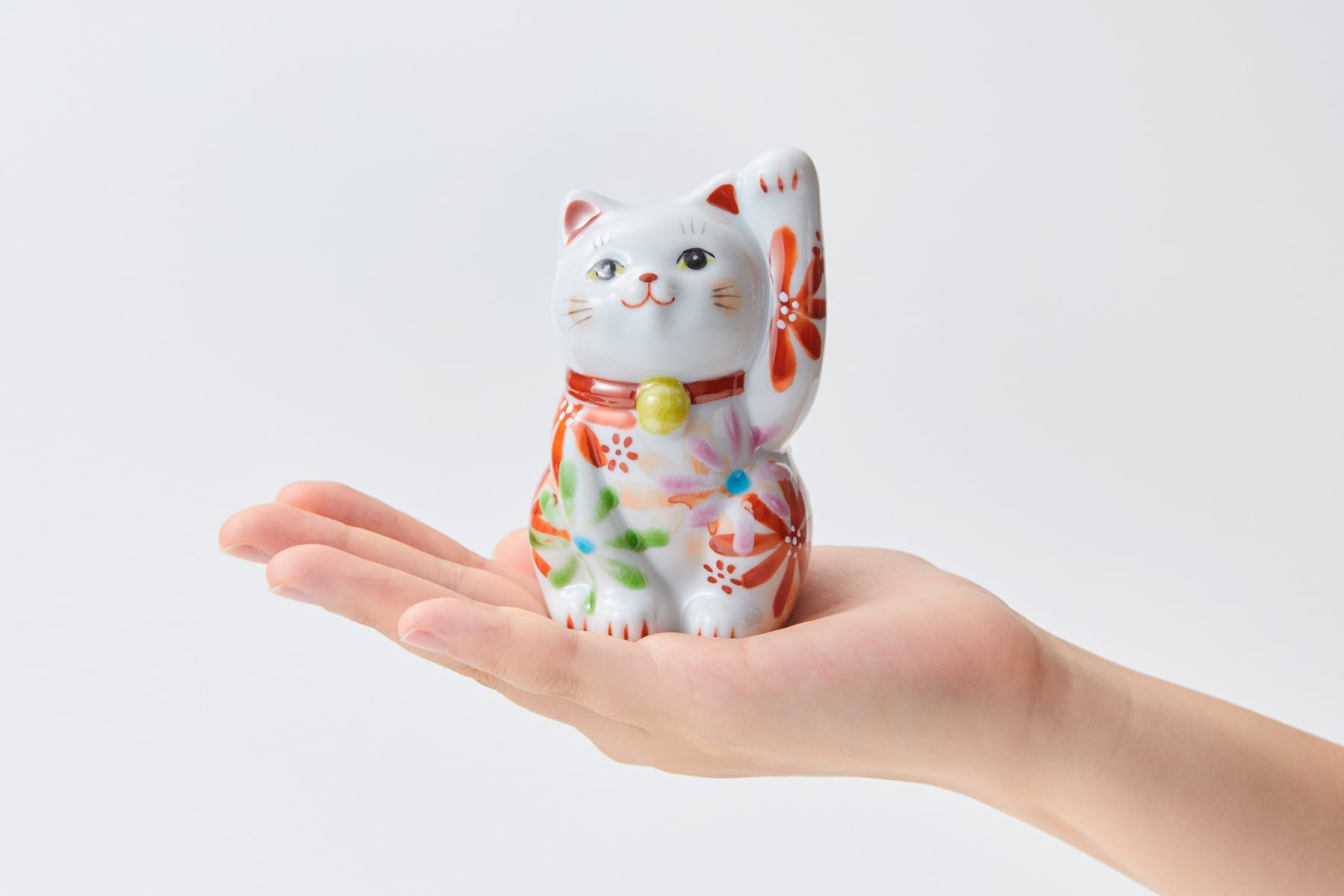 招き猫（左） 花の宴 -utage- 赤 | 虚空蔵窯｜石川県能美市の