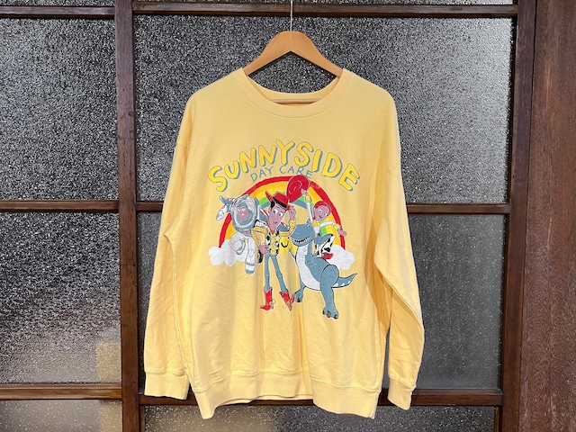 TOY STORY SUNNYSIDE SWEAT (EGG)