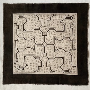 中型白40-17A 41x39cm クッション　シピボ族の泥染め　AAA