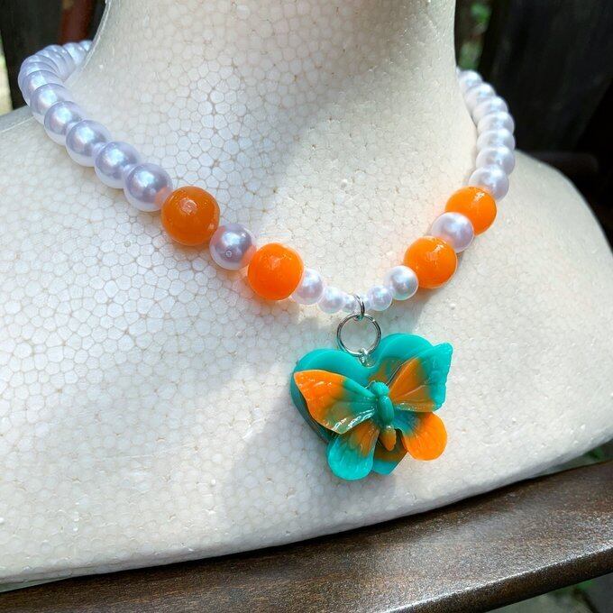サイケな蝶々ネックレス │ グリーンとオレンジ | mahotaira │ レジン
