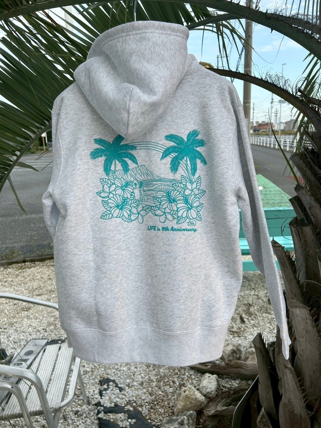 LIFE is × TAMOコラボ ワンカラー フーディー ￥9,000(￥9,900)