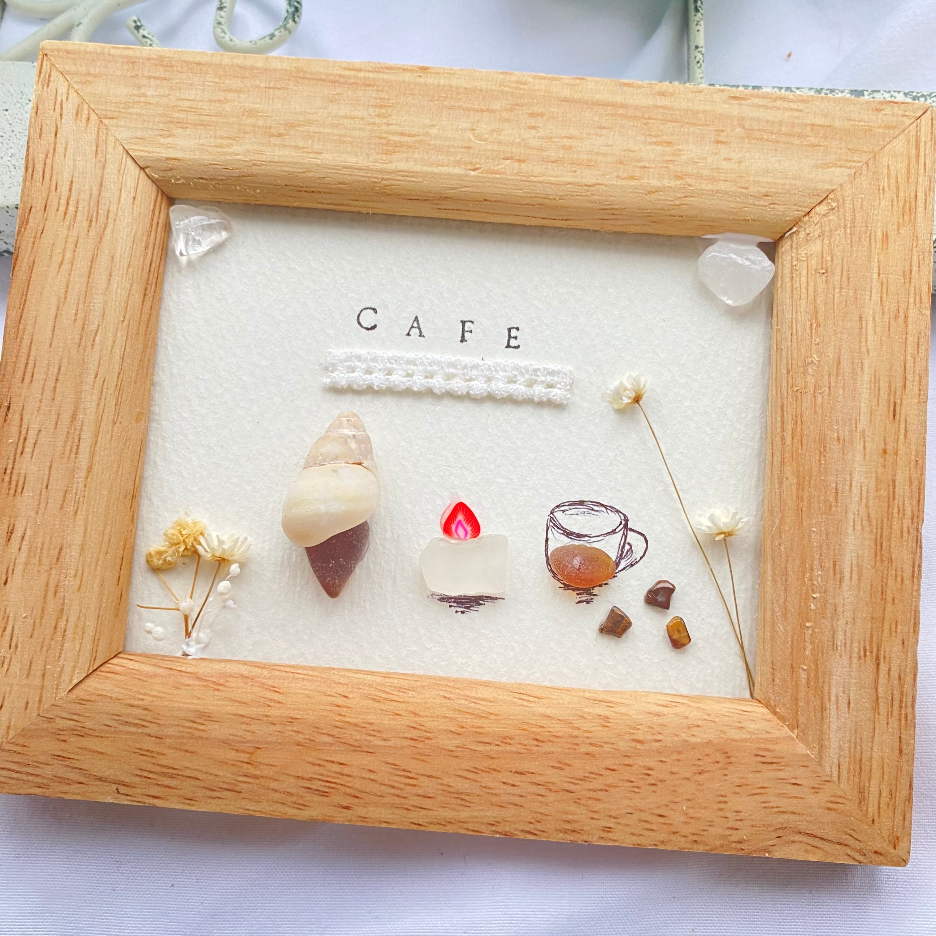 "カフェでほっと、ひと息。"