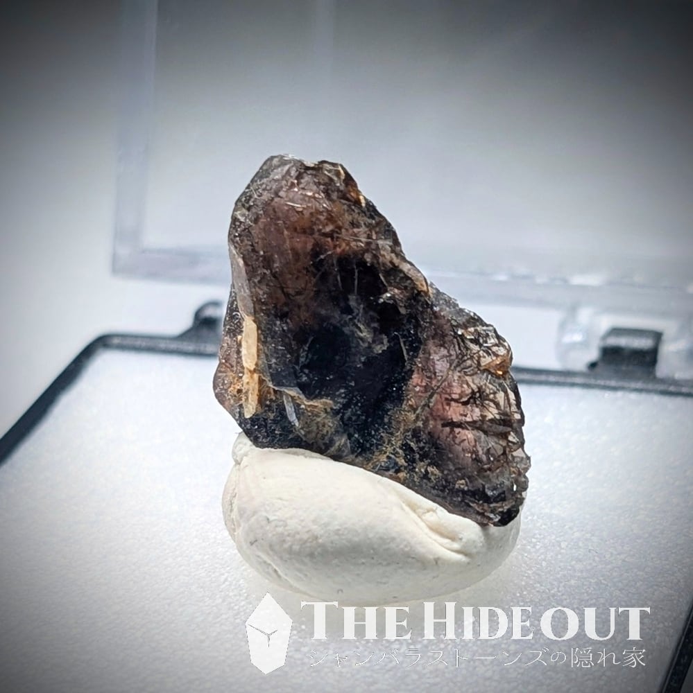 日本国産鉱物標本050 宮崎県臼杵郡日之影町押ヶ八重鉱山産斧石 驚愕、極小ハート型日本式双晶が斧石の上で向かい合う