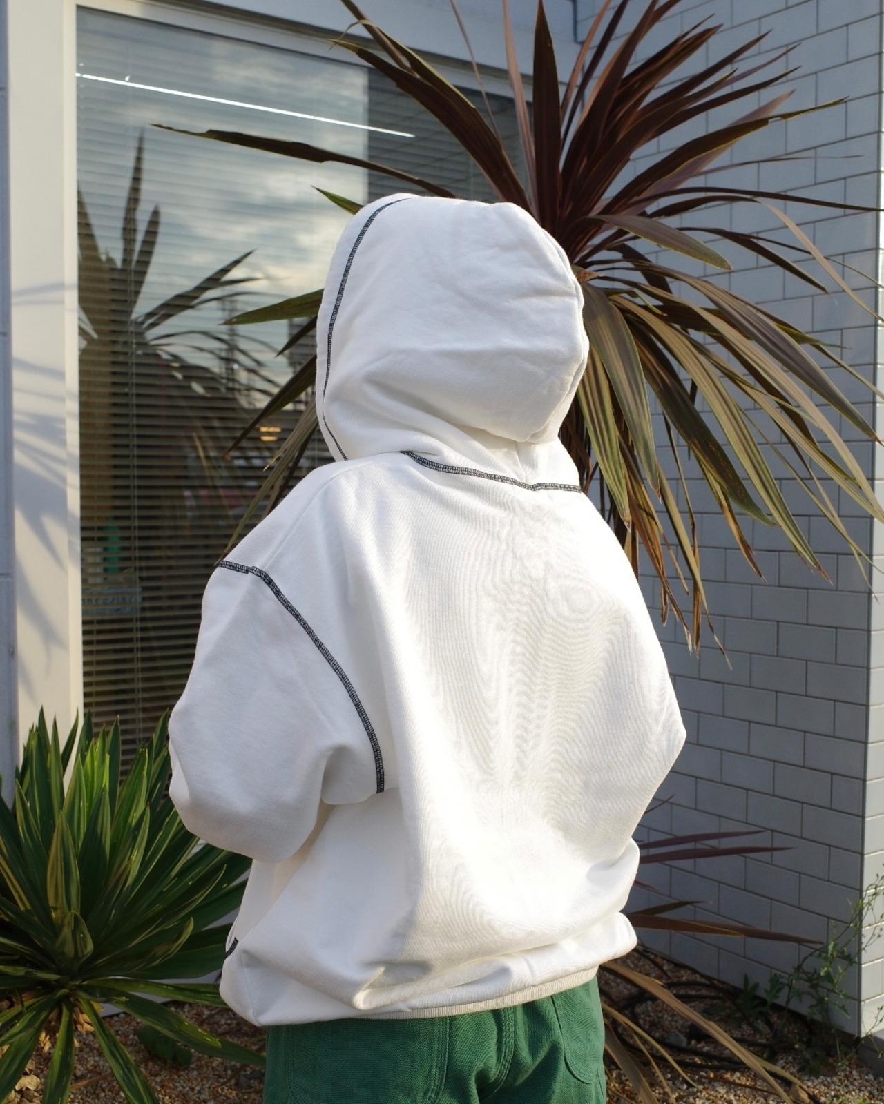 【XLARGE】CONTRAST STITCH ZIP HOODED SWEATSHIRT【エクストララージ】