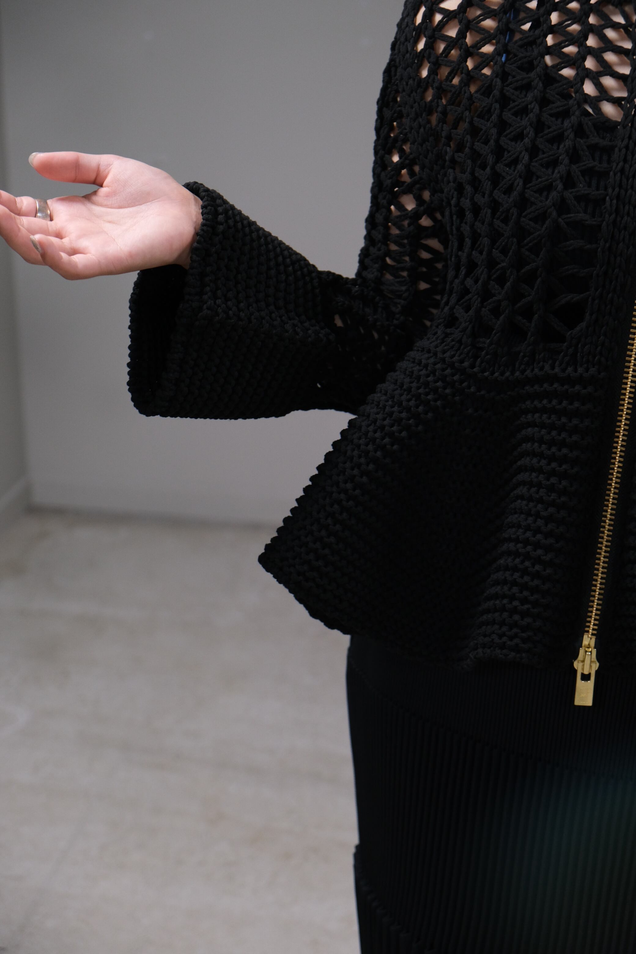CFCL】POTTERY LOW GAUGE GLITTER ZIP CARDIGAN -black- | loop