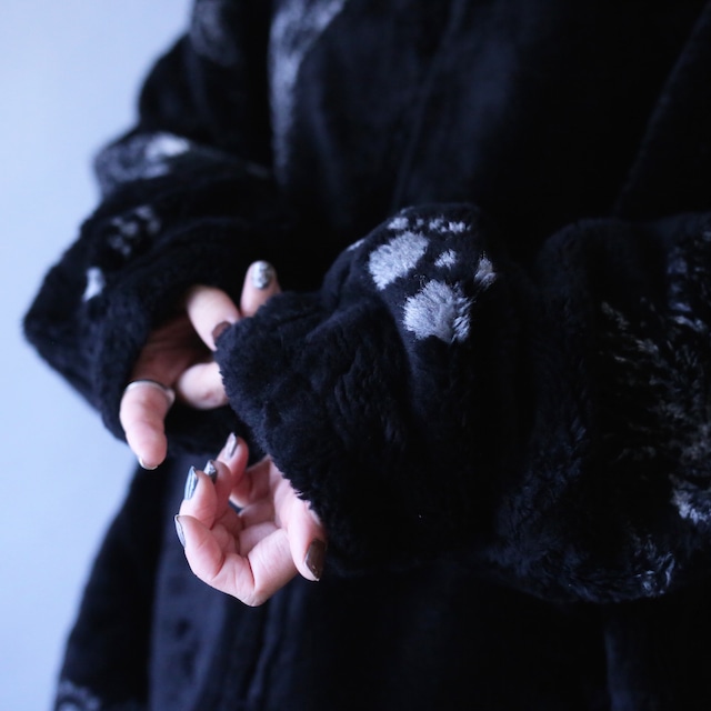 "90's BLACK MOUNTAIN" dark cat pattern over silhouette fleece jacket