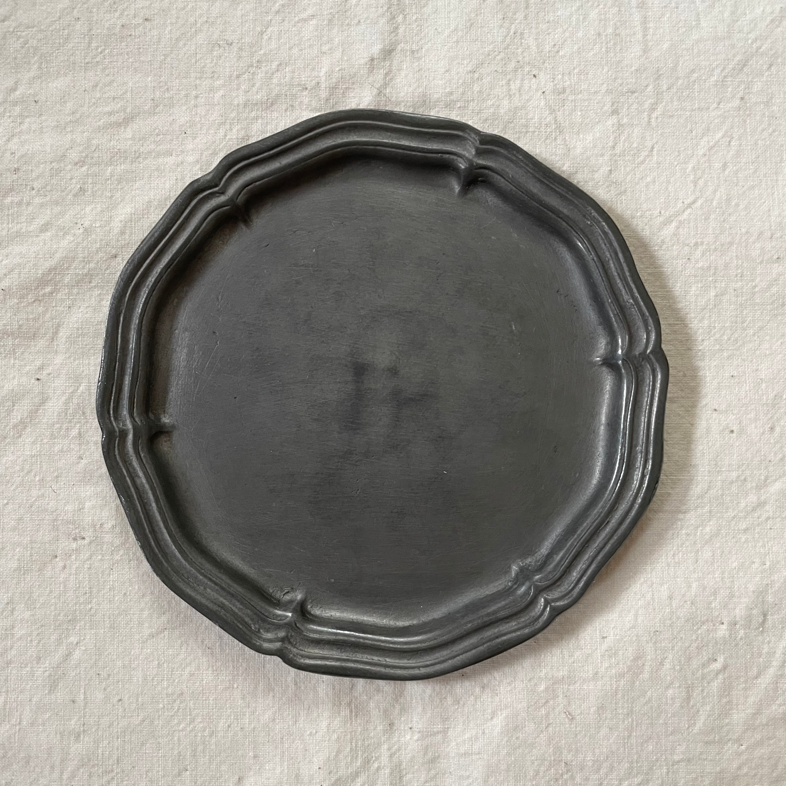 縁が狭めのピューターの花リムプレート