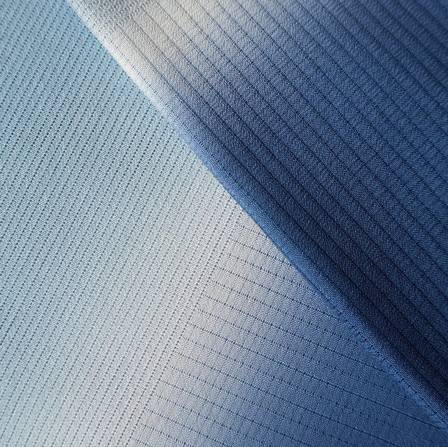 【衿秀・帯揚げ】空色×青　縦暈し　絽ちりめん帯揚げ　250314-51