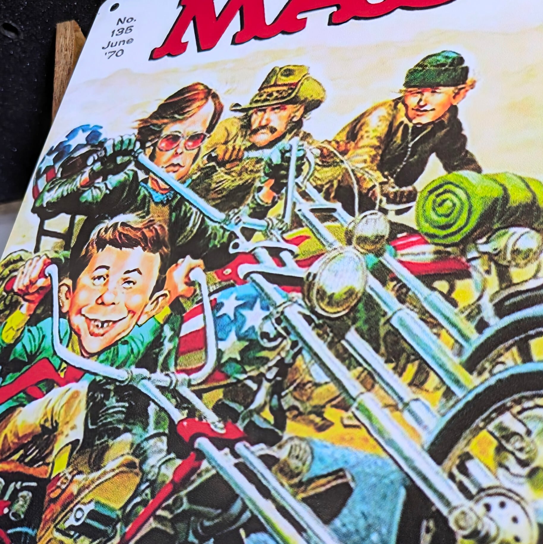 送料無料!ちょうどいいブリキ看板 【 MAD / マッド マガジン】『 イージーライダー 』 アルフレッド・E・ニューマン / METAL SIGN / メタルサイン / ブリキ看板 / サインボード / ビンテージ加工〚アメリカン雑貨 アメトイ〛