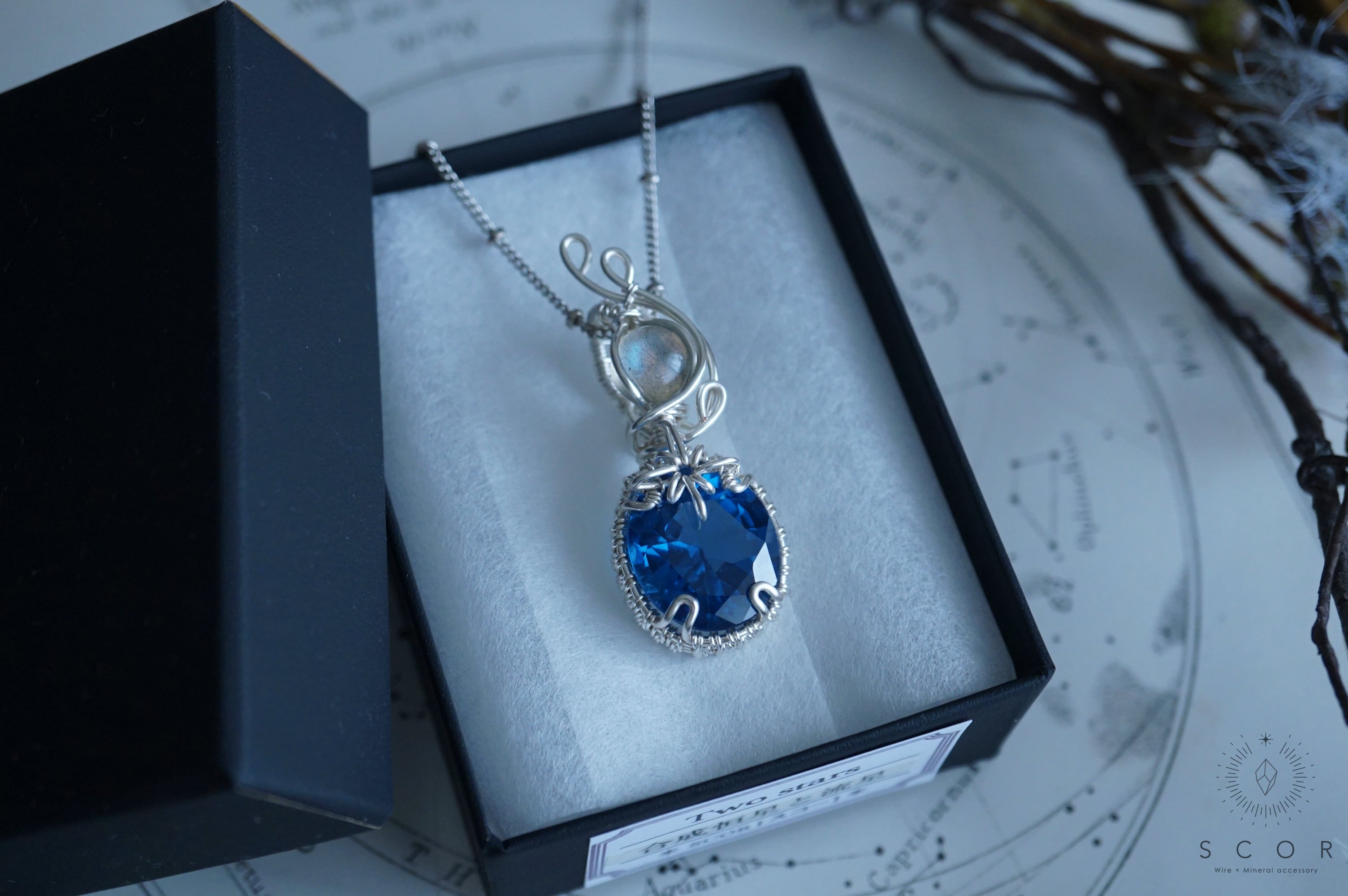 【動画あり】Two stars - 合成恒星と流星 (pt424-gl-s)(合成ブルースピネル ラブラドライト ペンダントトップ)