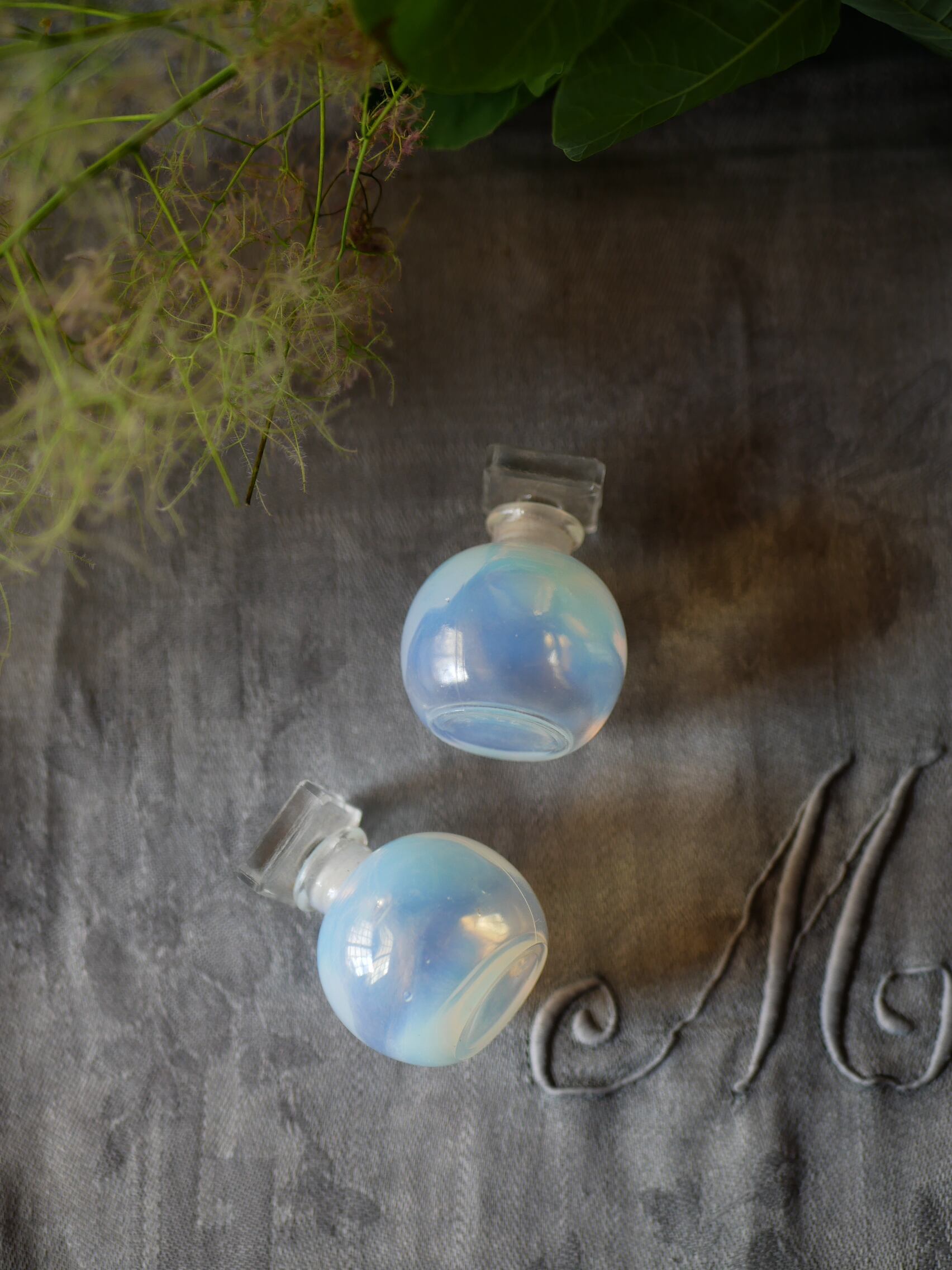 残→1 小さな香水瓶 オパリンガラス フランスアンティーク ブロカント