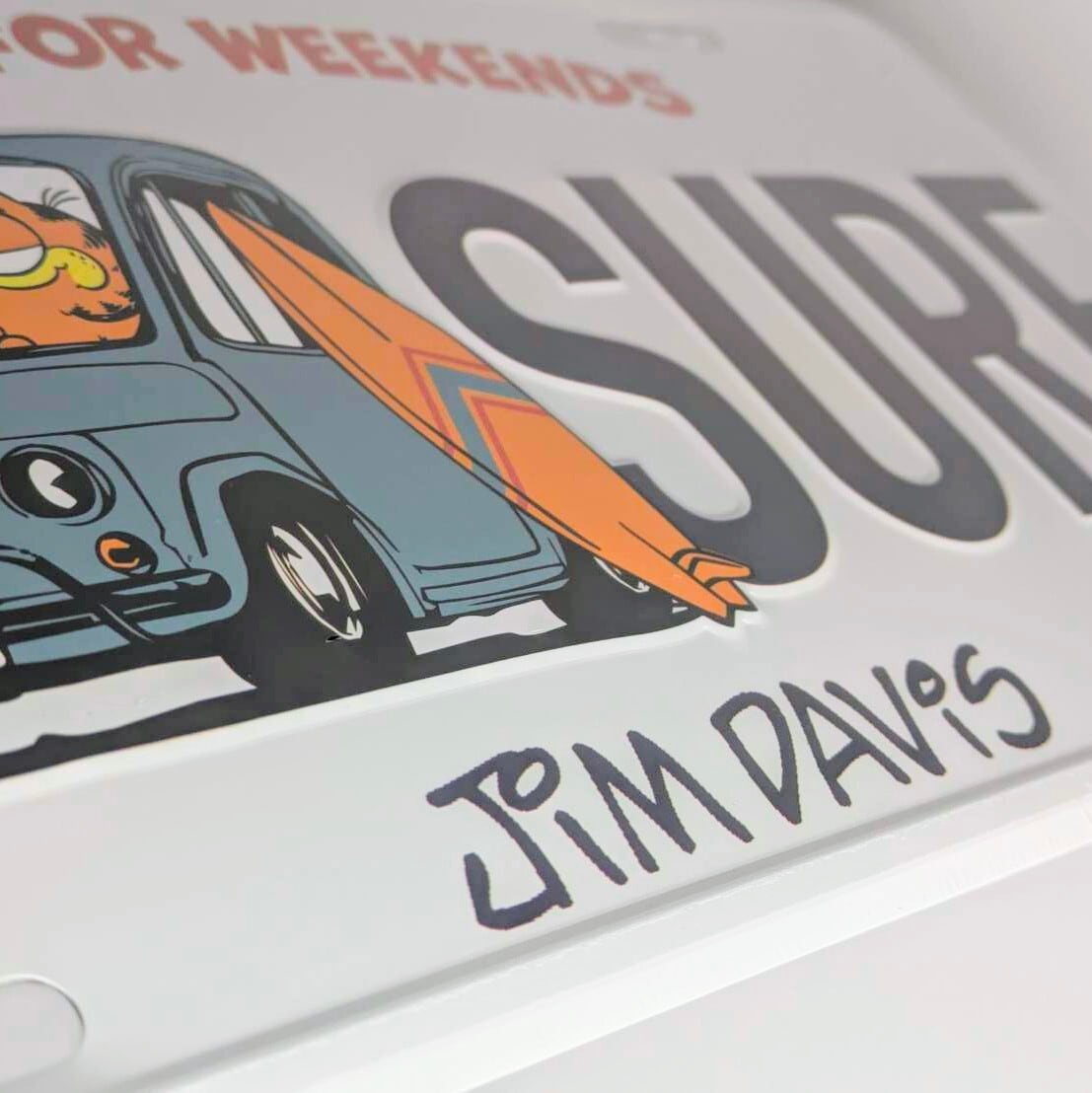 【 GARFIELD ( ガーフィールド ) 】SURF / “ I LIVE FOR WEEKENDS! ” / CM PLATE / CMプレート / ライセンスプレート 〚アメリカン雑貨 アメトイ〛