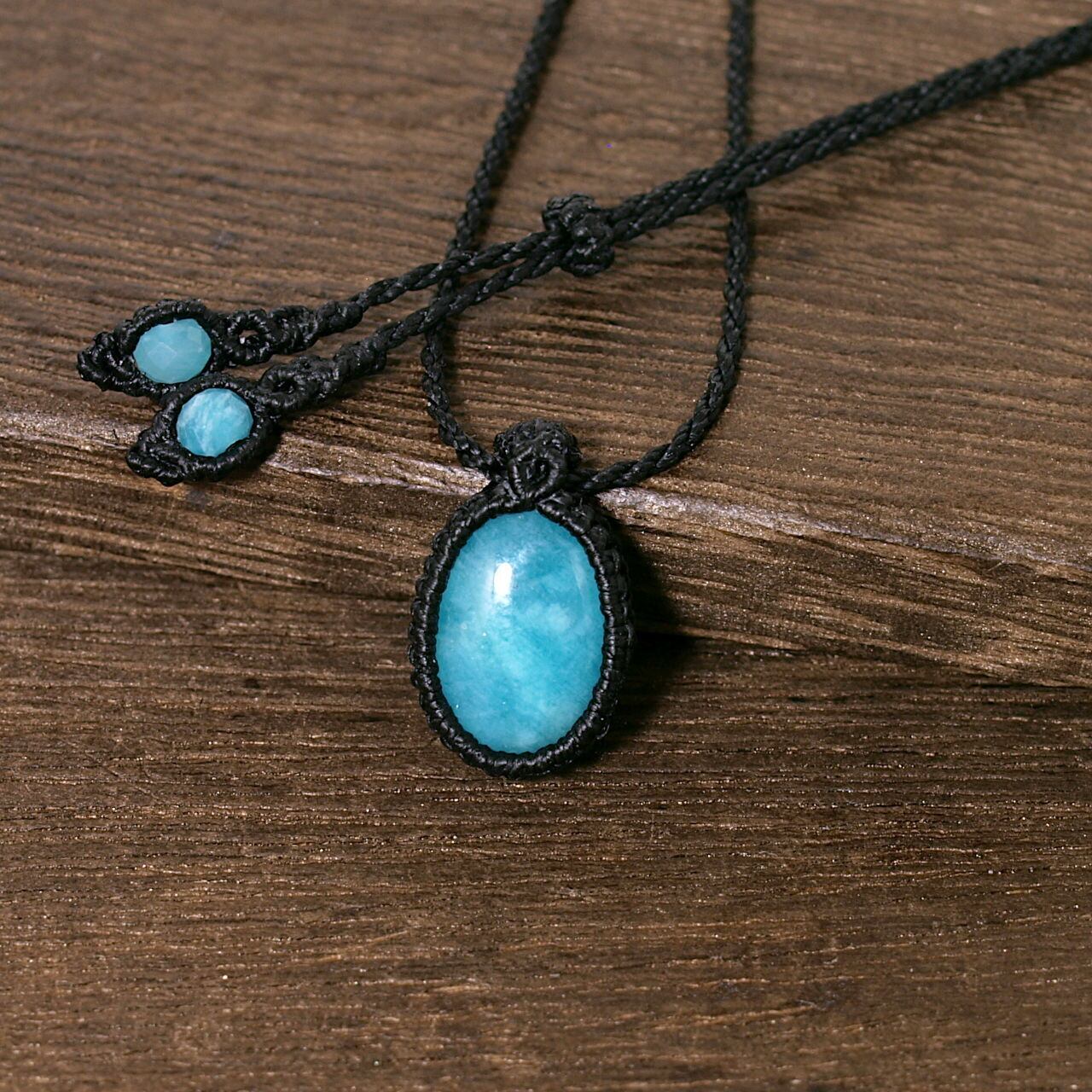 【一点物】ペルー産アマゾナイトの小ぶりなルースを包んだマクラメネックレスNo.1