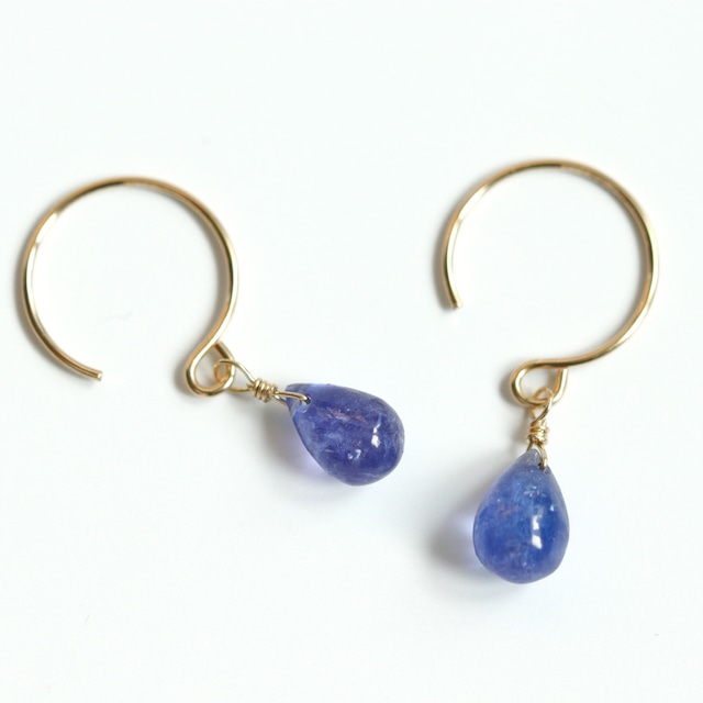 14kgf / 澄み渡るブルー / タンザナイトのシンプルピアス / 12月誕生石 / ギフト・プレゼント