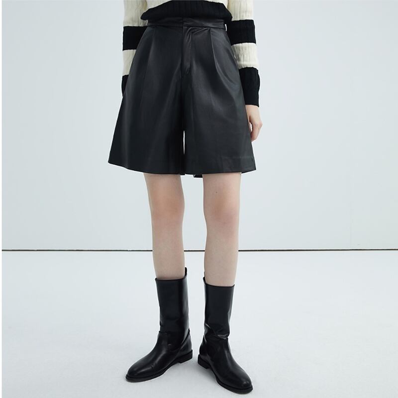 フェイクレザーワイドレッグショートパンツ R00621