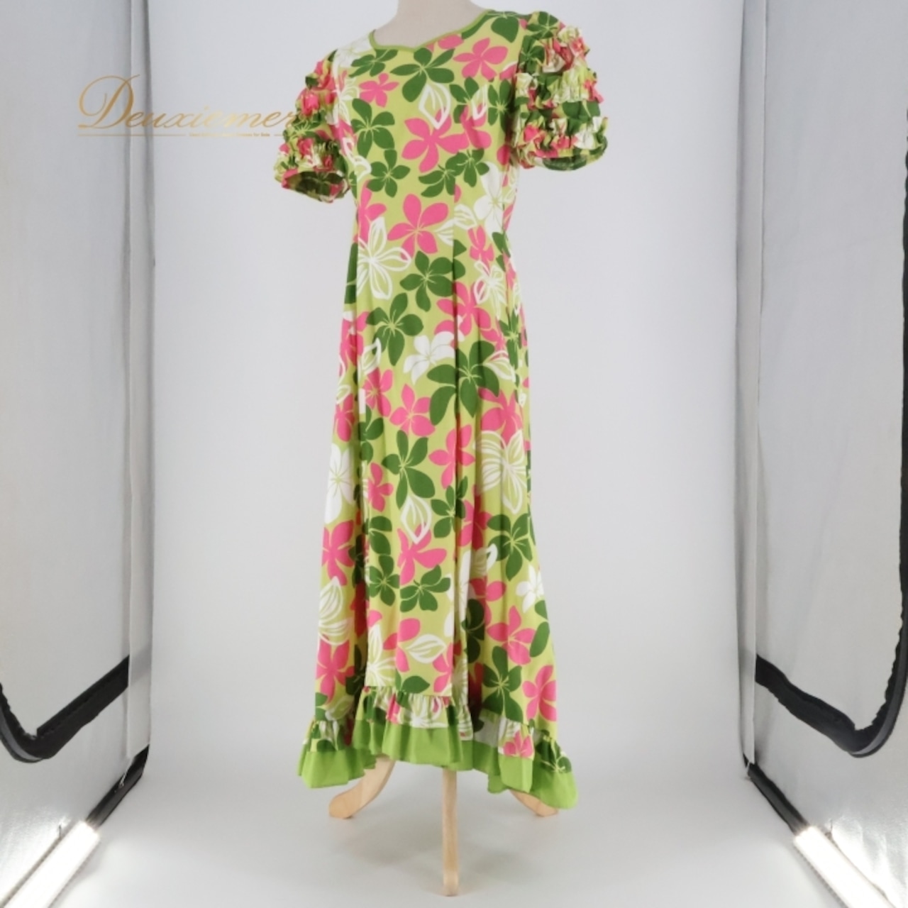 フラダンス 衣装 ワンピース ドレス ムームーファクトリー グリーン系 T&L MUUMUU FACTORY フリル パフスリーブ プルメリア柄 かわいい 華やか 鮮やか 明るい 緑 白 ピンク ハワイアン アロハ ハワイアンプリント フラ ダンス レッスン