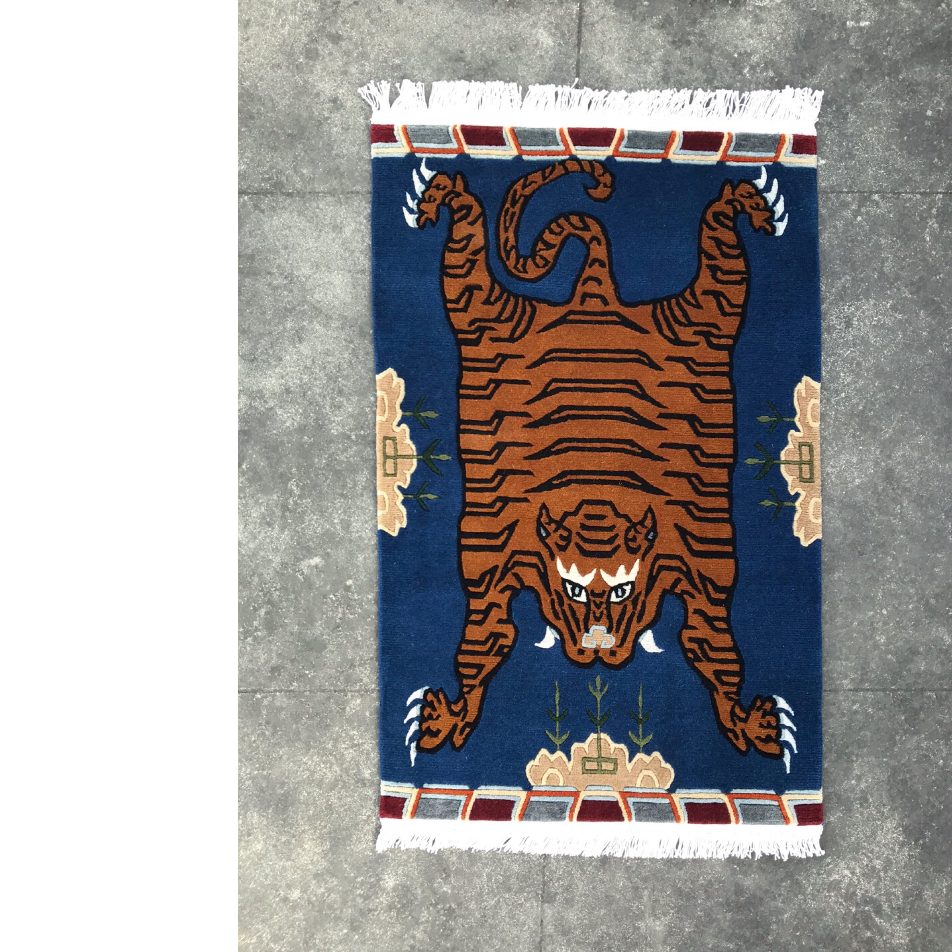 【国内発送】【送料無料】 S 6166 チベタンタイガーラグ ★ TIBETAN TIGER RUG WOOL / SQUARE ★ 100 KNOT  ★ HANDMADE 【 虎柄 スクエア 小さいサイズ 本物 ウール製 カーペット ヒマラヤンブルー 青 - チベット絨毯 ネパール産 ハンドメイド 