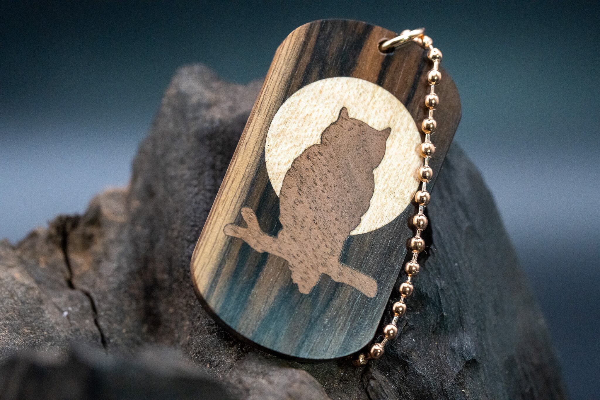 【魅惑の黒い紋様】黒柿 孔雀杢 ドッグタグ 象嵌 夜とミミズク