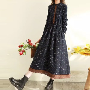 【送料無料】 ロングワンピ 3色 マキシ 大きい ゆったり 長袖 Vネック 襟付き Aライン フレア プルオーバー ボタン 可愛い 大人可愛い シンプル カジュアル コンサバ 華やか おしゃれ お洒落 レトロ 主役級 こなれ感 フェミニン ガーリー 花柄 秋 レディース 女性用 ママ 20代 30代 40代 デート お出かけ 女子会 休日 お茶会 授業参観 着回し 普段使い ファッション コーデ スタイル 楽ちん 体型カバー 美脚 脚長 定番 着痩せ 垢抜け ママ服 大人カラー ベイクドカラー 秋カラー